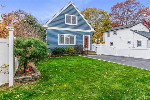 Photo of 4928 Express Drive S, Ronkonkoma, NY 11779 (MLS # 935218)
