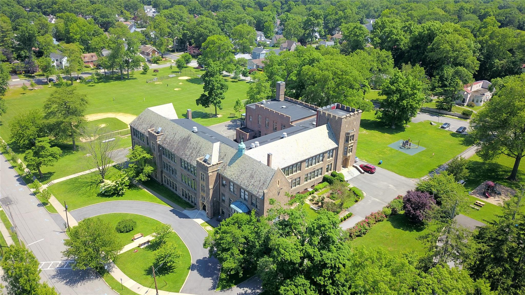 1065 Washington Avenue, Pelham, New York image 36