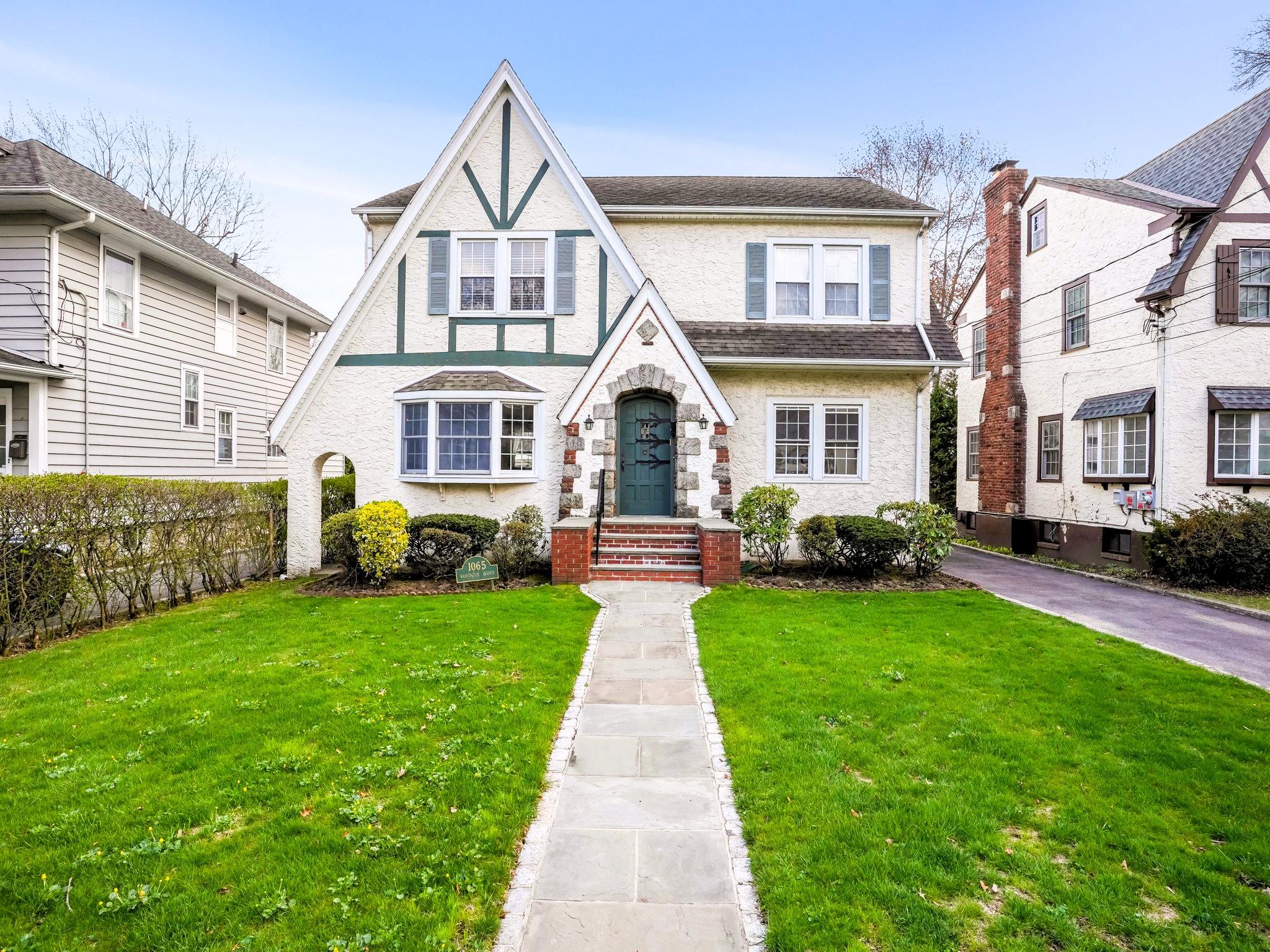Washington Avenue, Pelham, New York - 4 Bedrooms  
3 Bathrooms  
8 Rooms - 