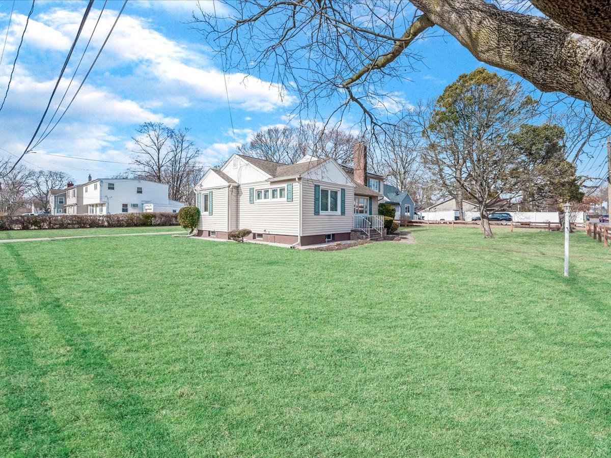 430 Bayview Avenue, Amityville, New York image 3