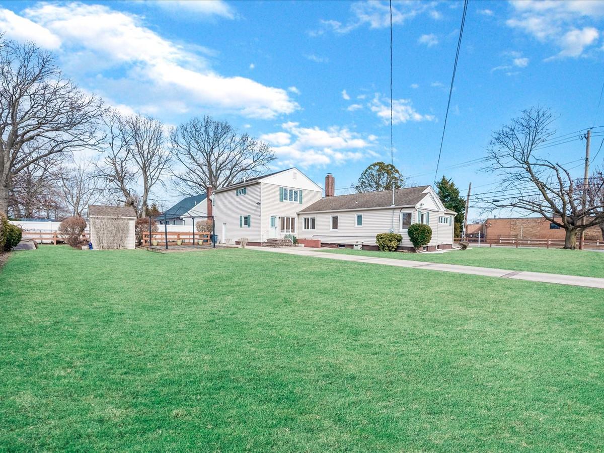 430 Bayview Avenue, Amityville, New York image 32