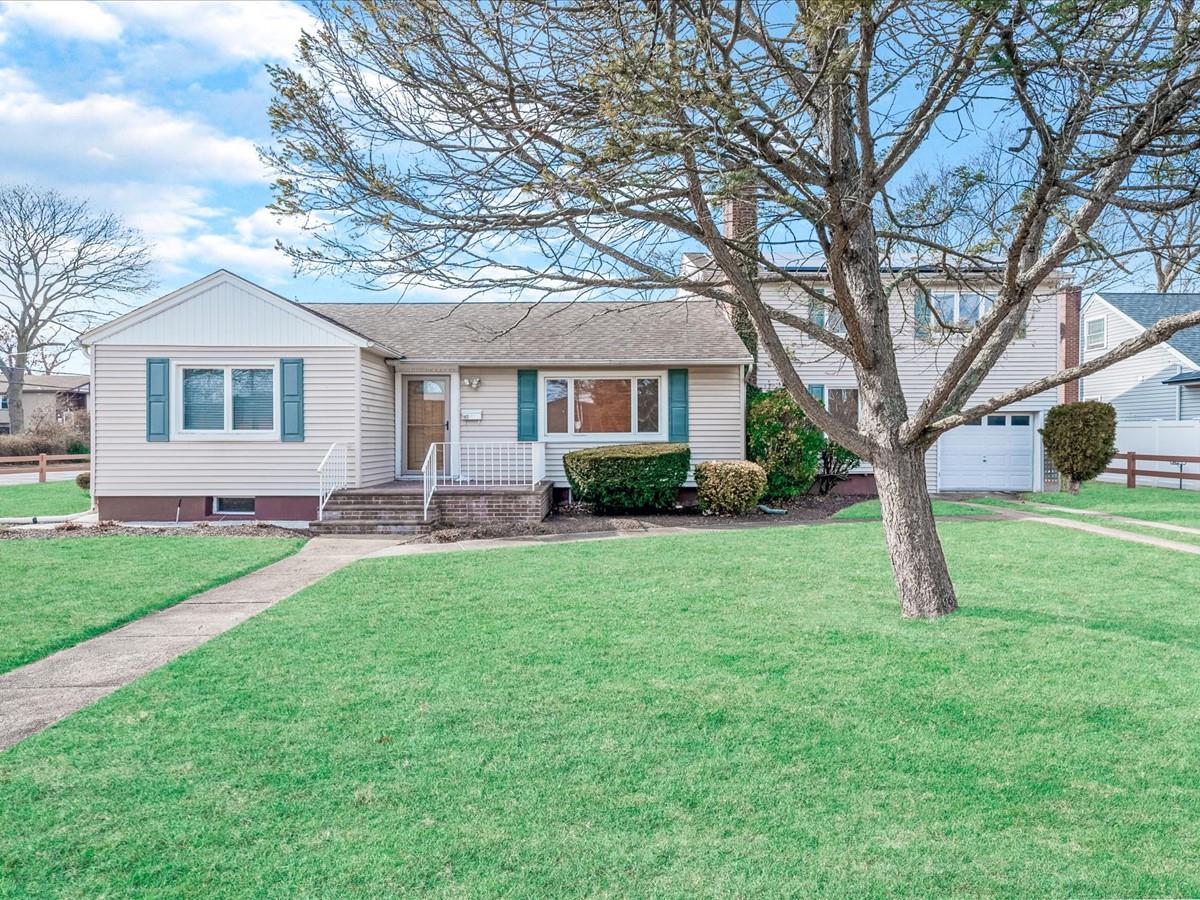430 Bayview Avenue, Amityville, New York image 1