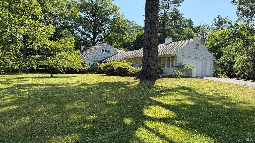 Photo of 21 OLD FARM Road, Great Neck, NY 11020 (MLS # 1021868)