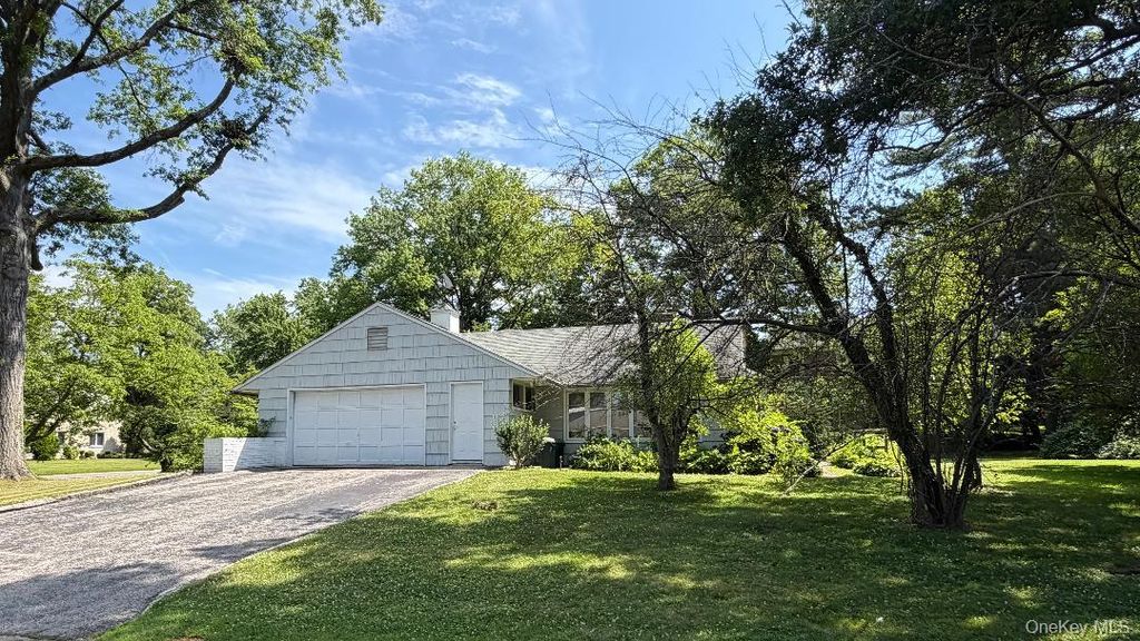 Photo of 21 OLD FARM Road, Great Neck, NY 11020 (MLS # 1021868)