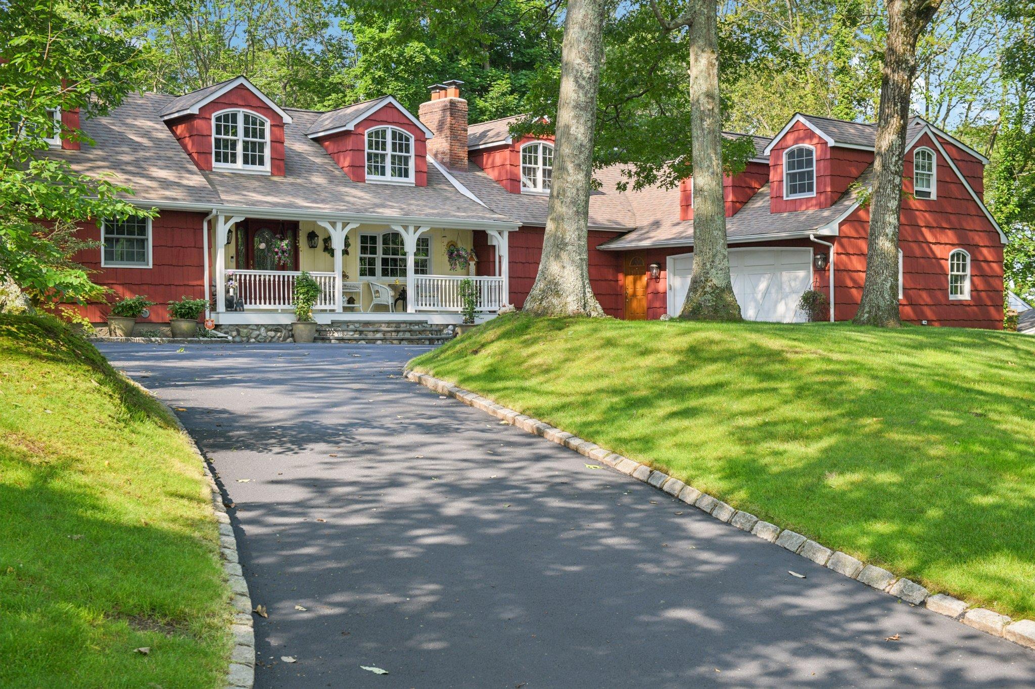 Bunkerhill Drive, Huntington, Hamptons, NY - 6 Bedrooms  
4 Bathrooms - 