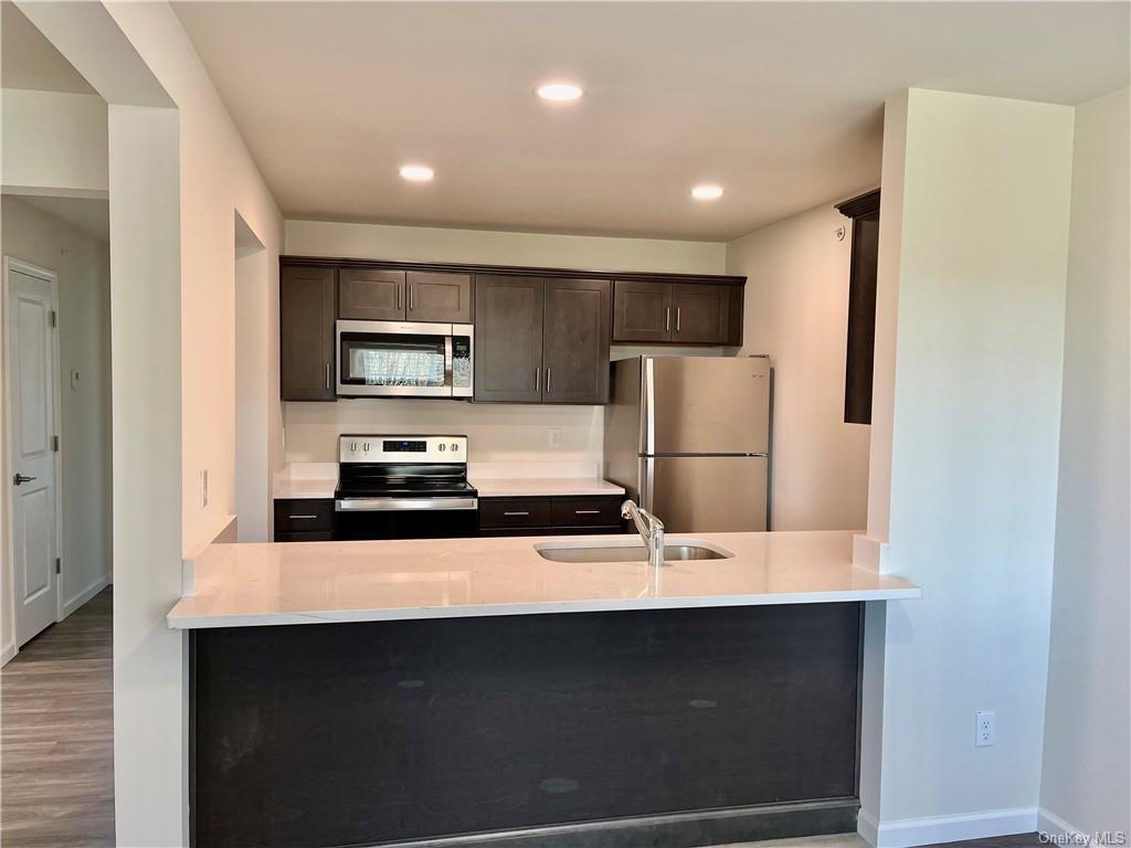 Rental Property at Golf Links Road 623, Middletown, New York - Bedrooms: 1 
Bathrooms: 2 
Rooms: 6  - $2,150 MO.
