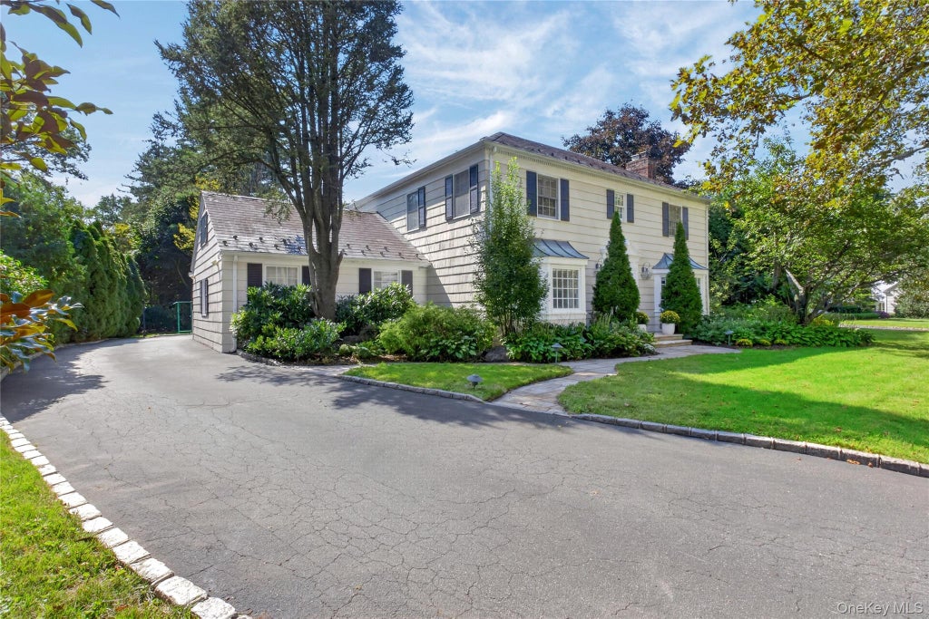 Photo of 602 Park Avenue, Manhasset, NY 11030 (MLS # 1050021)