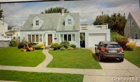 53 Bluespruce Road Levittown NY 11756