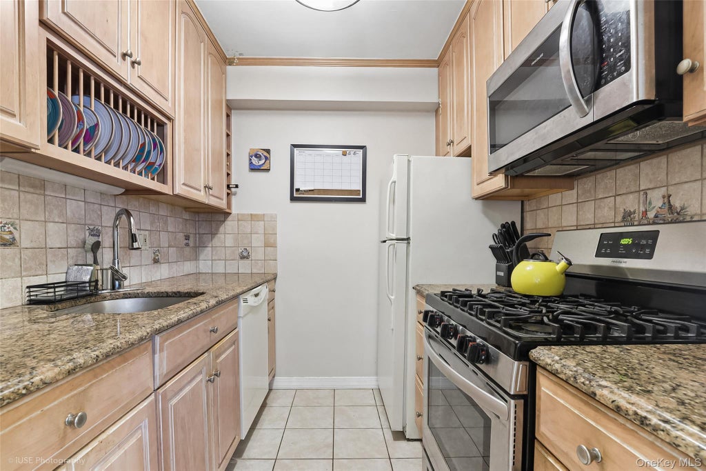 Photo of 52-30 39th Drive #7G, Woodside, NY 11377 (MLS # 1053442)
