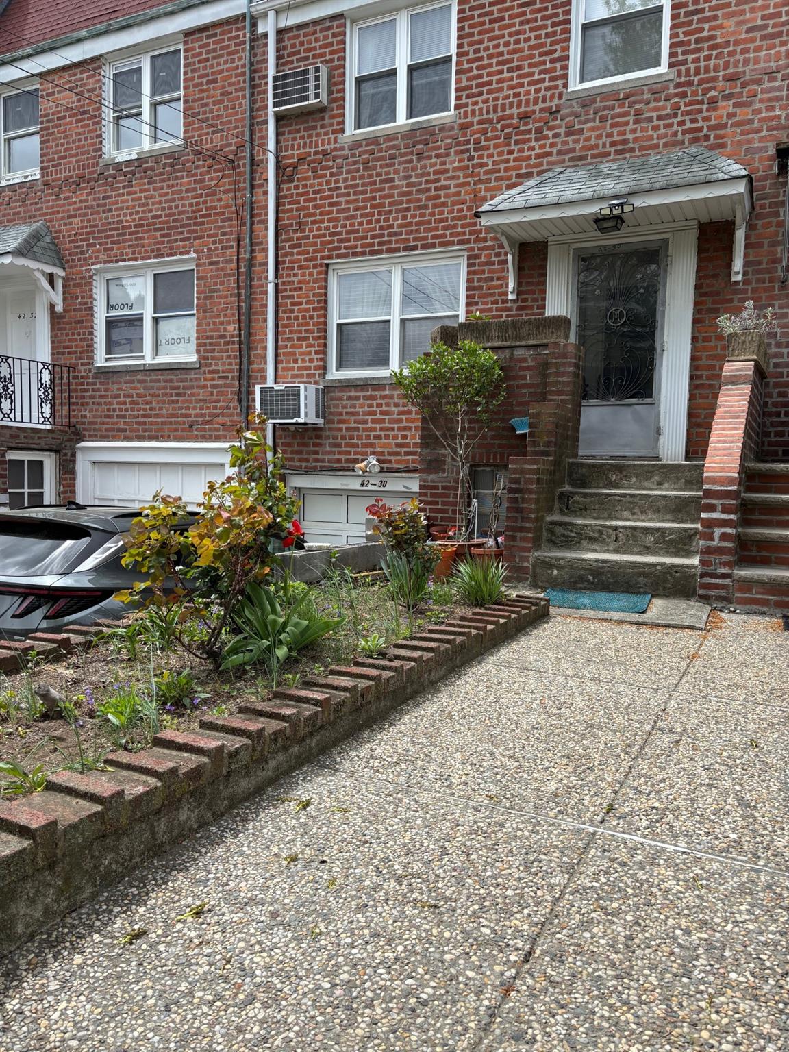 196 Street, Flushing, Queens, NY - 3 Bedrooms  
2 Bathrooms  
7 Rooms - 