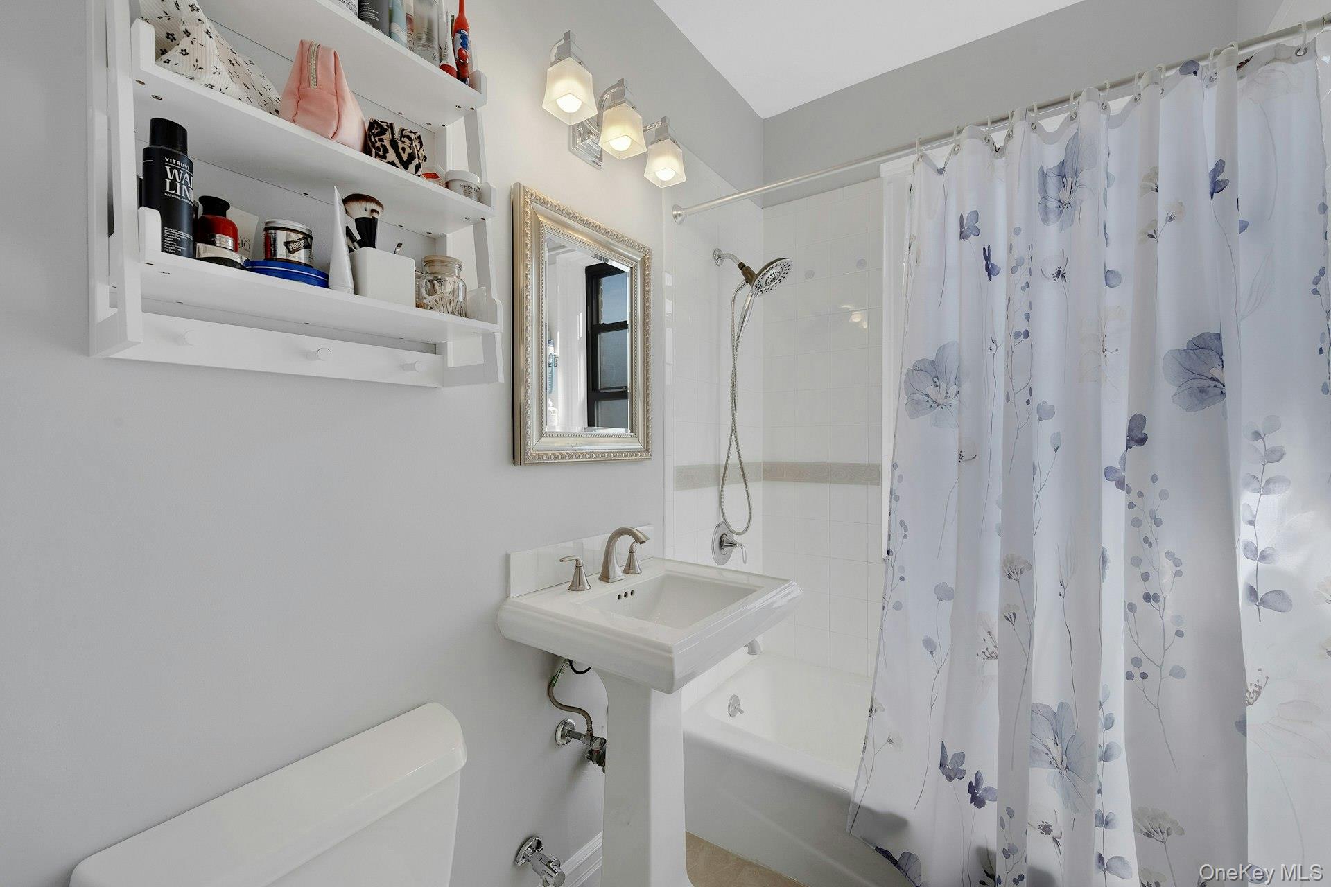 Scarsdale, New York 10583, United States, 2 Bedrooms Bedrooms, ,1 BathroomBathrooms,Residential,Active,222915