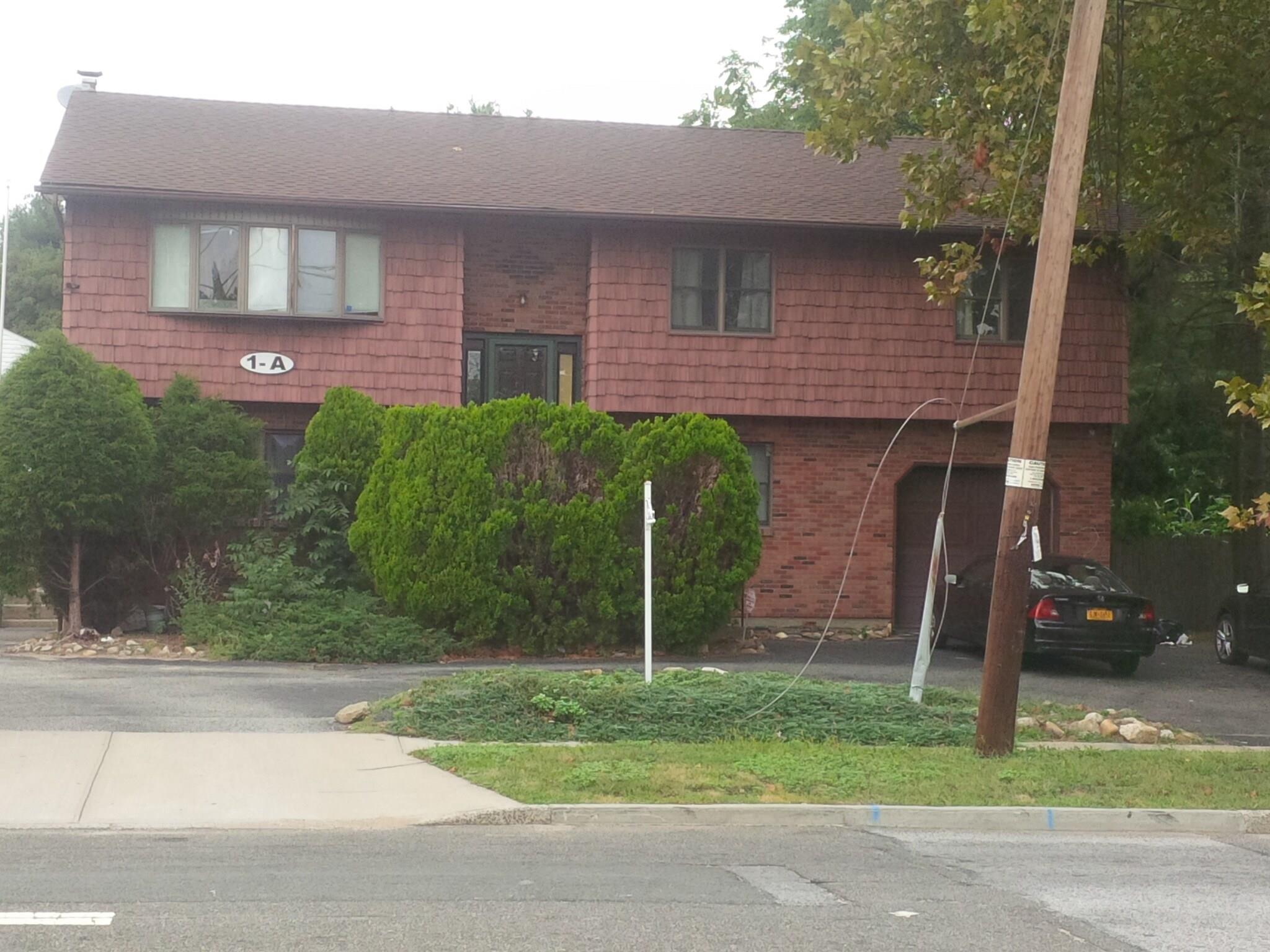 New Highway, Commack, Hamptons, NY - 5 Bedrooms  
4 Bathrooms - 