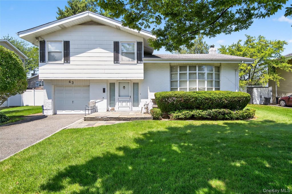 Photo of 43 Friendly Lane, Jericho, NY 11753 (MLS # 892929)