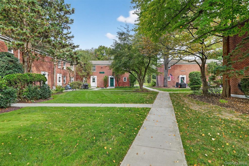 Photo of 11 Fieldstone Drive #130, Hartsdale, NY 10530 (MLS # 979051)