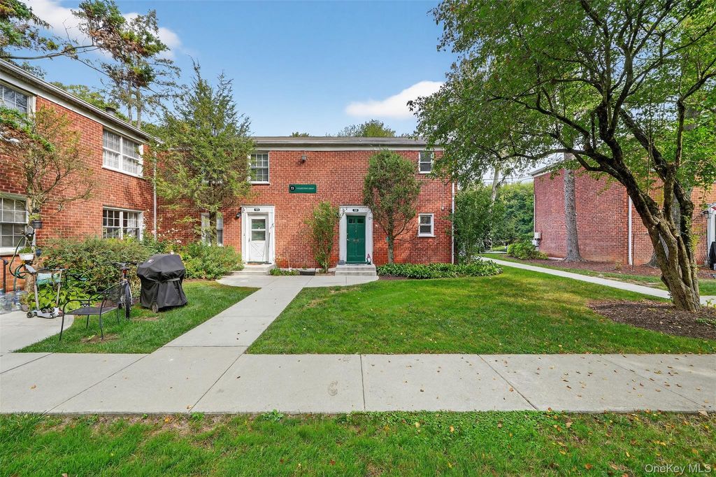 Photo of 11 Fieldstone Drive #130, Hartsdale, NY 10530 (MLS # 979051)