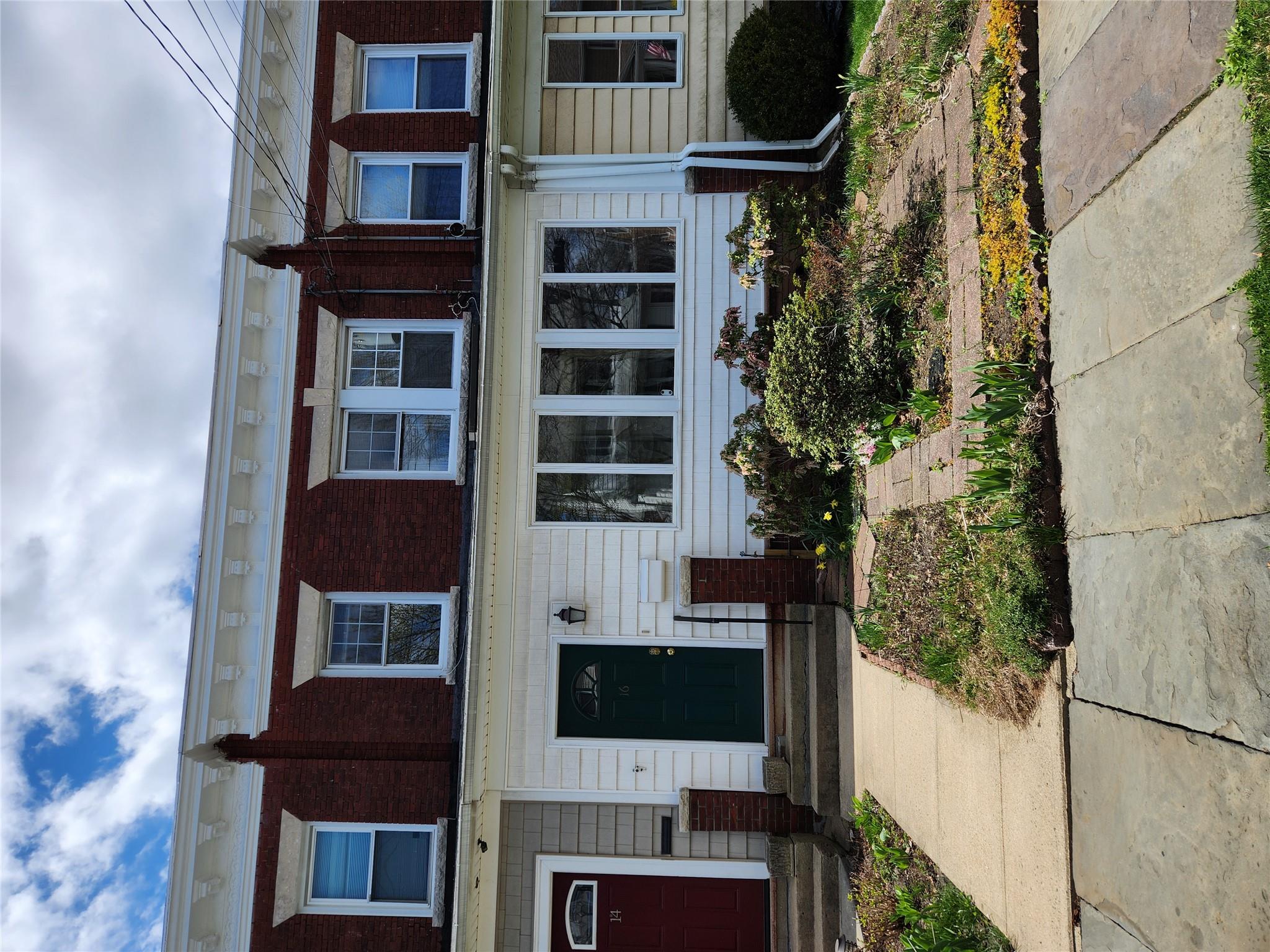 Pratt Street, New Rochelle, New York - 4 Bedrooms  
2 Bathrooms  
8 Rooms - 
