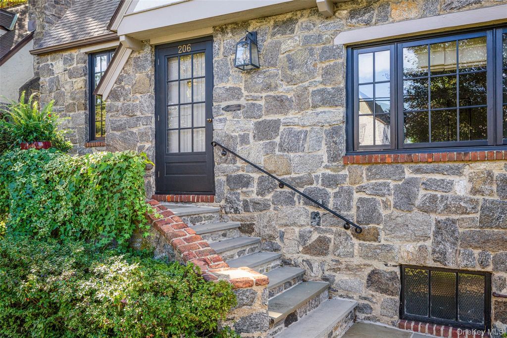 Photo of 206 Knollwood Avenue, Mamaroneck, NY 10543 (MLS # 966821)