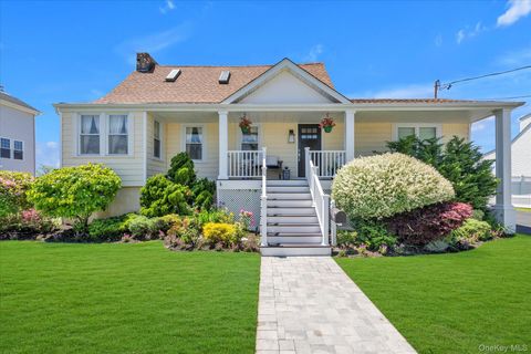 Photo of 52 Bayview Avenue, Babylon, NY 11702 (MLS # 1010156)