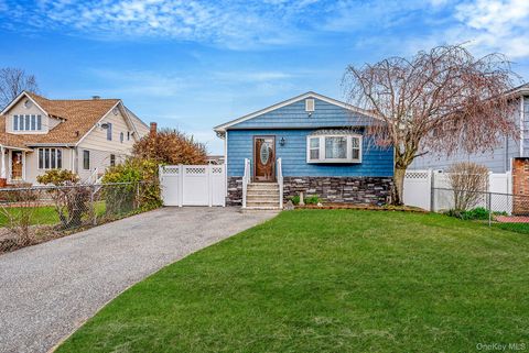 Photo of 414 Myrtle Avenue, West Islip, NY 11795 (MLS # 988547)