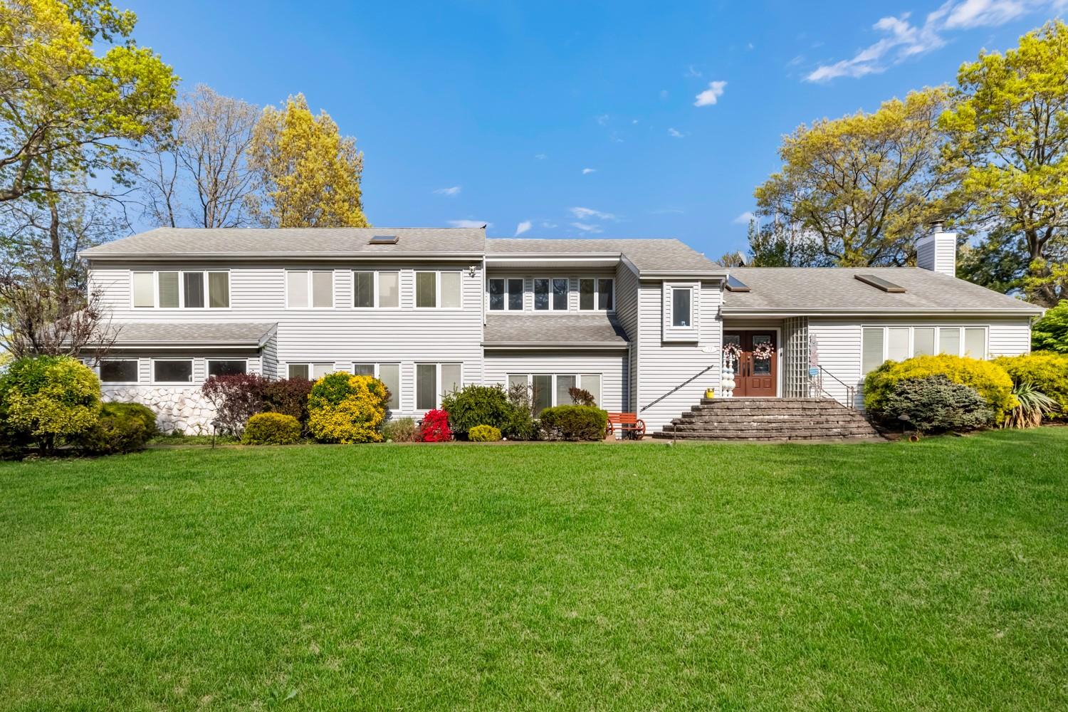Suburban Ln, Smithtown, Hamptons, NY - 5 Bedrooms  
3 Bathrooms - 