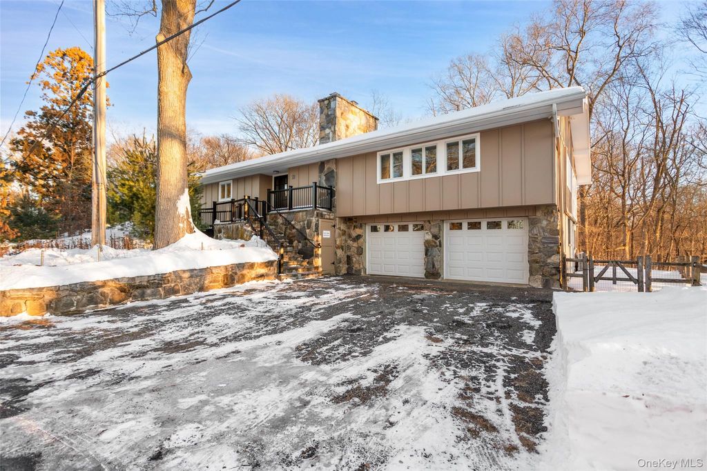 Photo of 12 Skytop Drive, Katonah, NY 10536 (MLS # 955416)