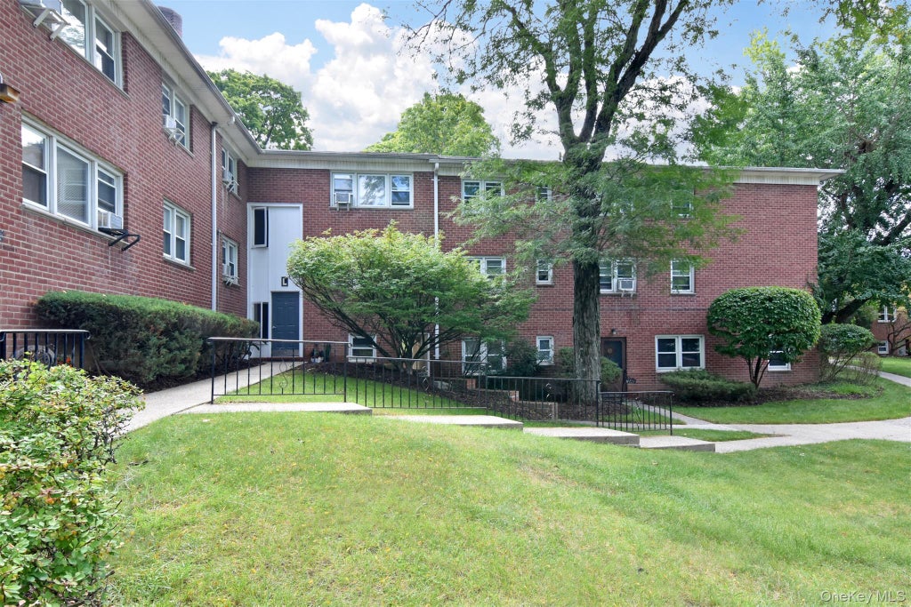Photo of 140 N Broadway #L-4, Irvington, NY 10533 (MLS # 1054372)