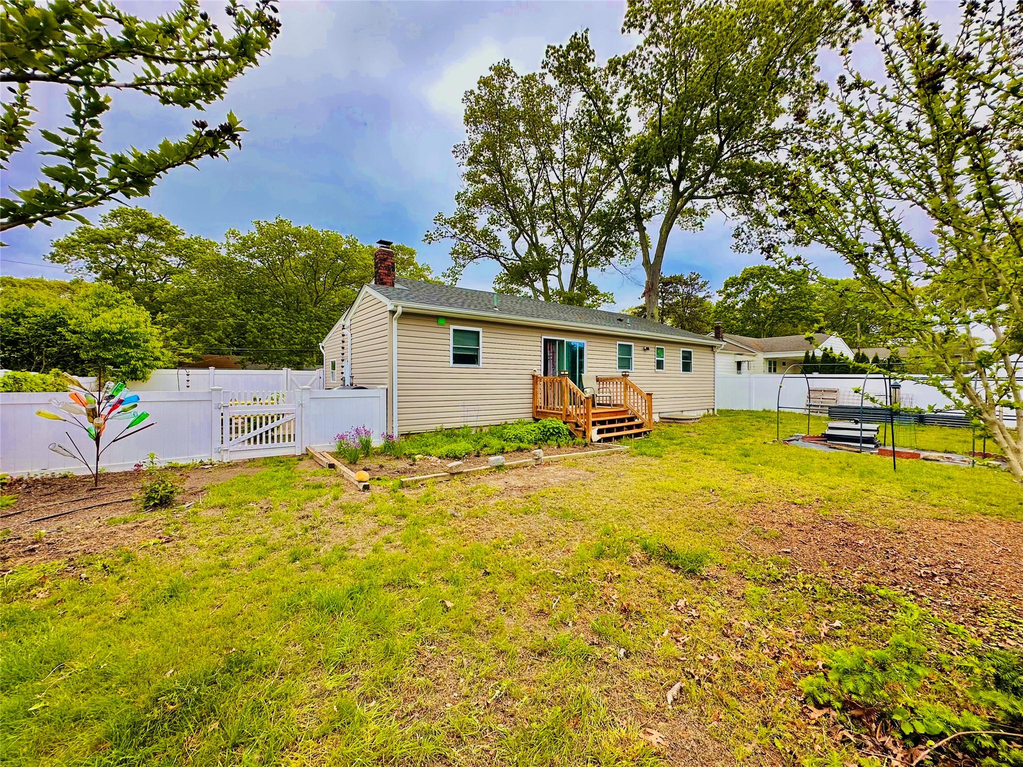 165 Smith Avenue, Holbrook, New York image 15