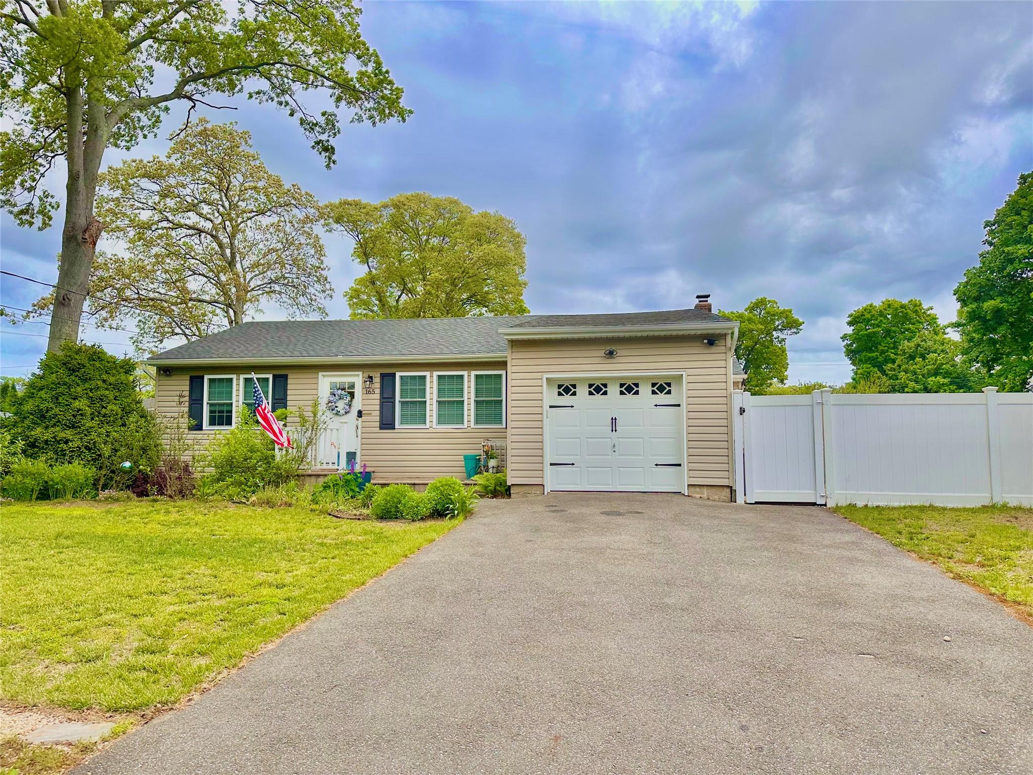 165 Smith Avenue, Holbrook, New York image 1
