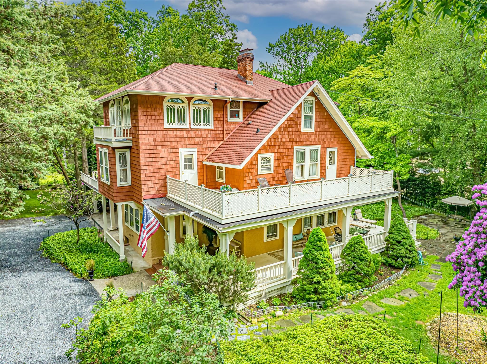 Druid Hill Road, Port Jefferson, Hamptons, NY - 5 Bedrooms  
4 Bathrooms - 