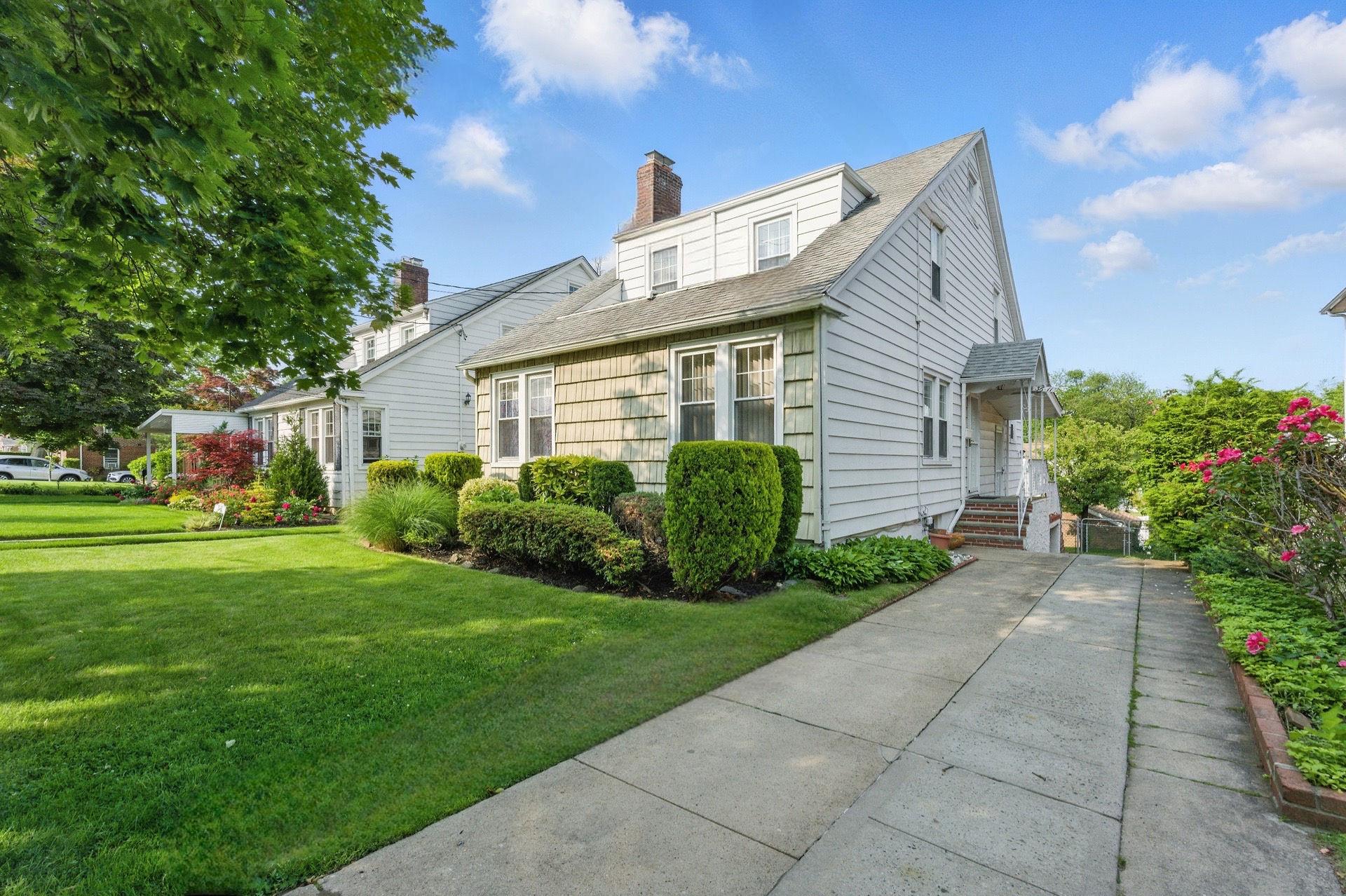 Property for Sale at 204th Street, Bayside, Queens, NY - Bedrooms: 5 
Bathrooms: 3 
Rooms: 11  - $1,548,000