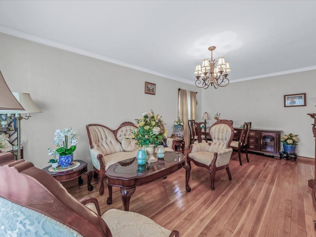 247 Barwick Boulevard, Mineola, New York image 3