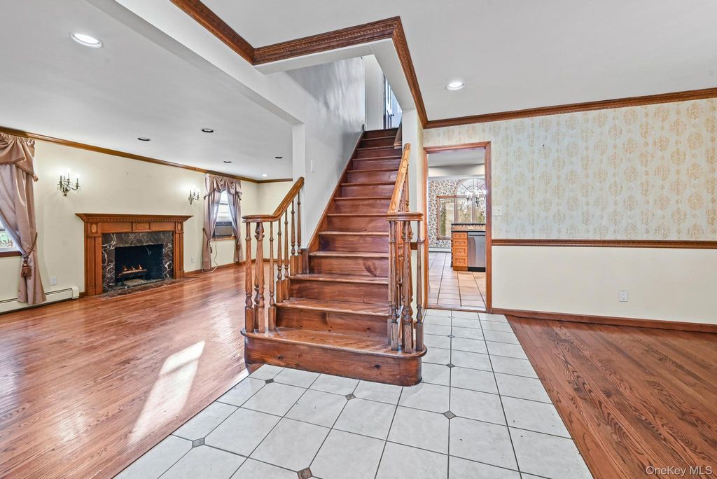 Photo of 95 Oakdale Lane, East Hills, NY 11577 (MLS # 953224)