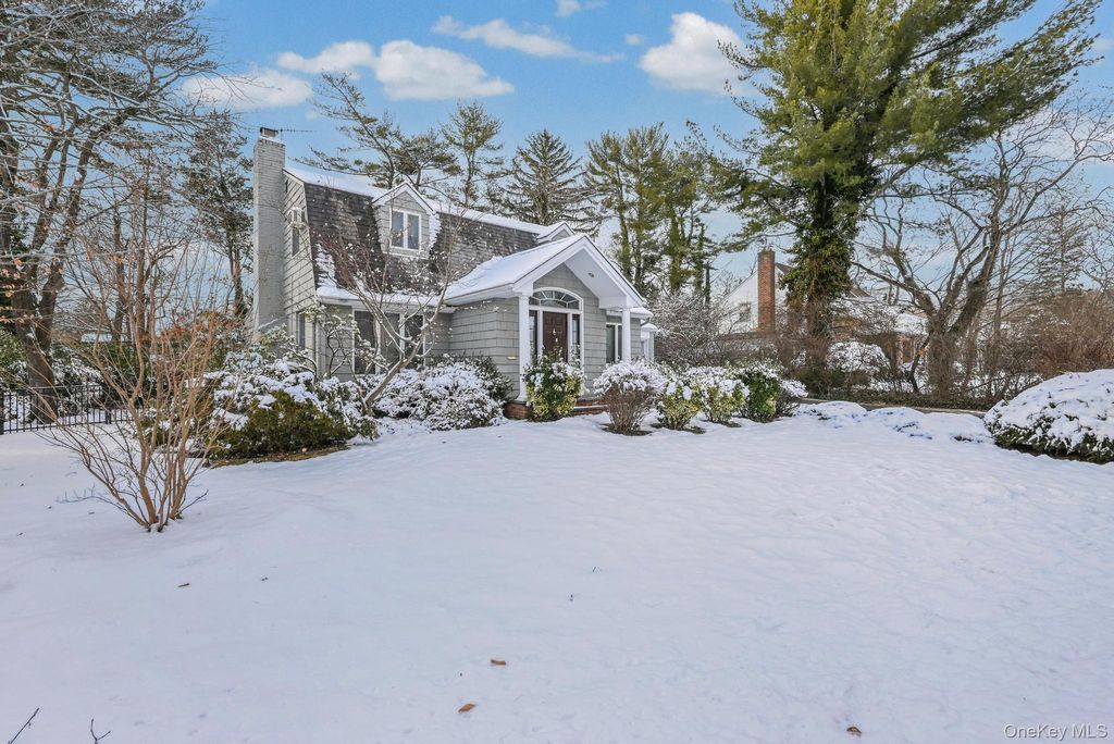 Photo of 95 Oakdale Lane, East Hills, NY 11577 (MLS # 953224)