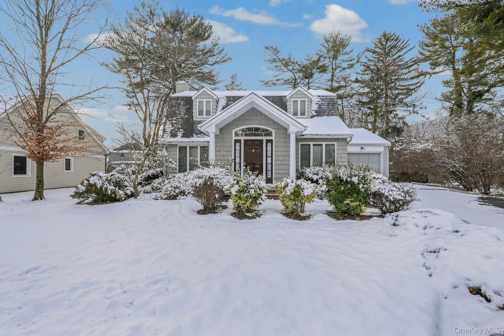 Photo of 95 Oakdale Lane, East Hills, NY 11577 (MLS # 953224)