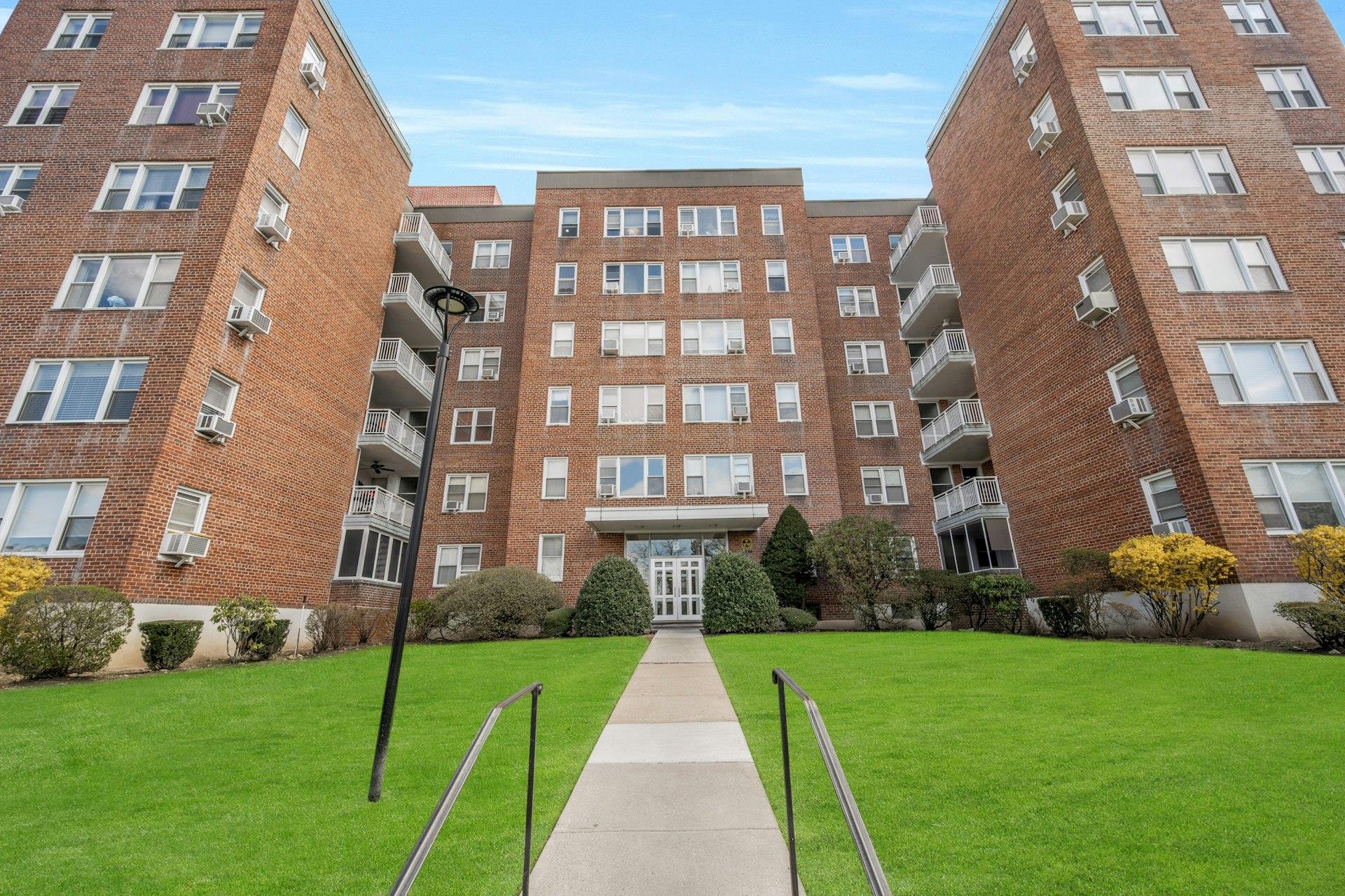 North Avenue B-4L, New Rochelle, New York - 2 Bedrooms  
2 Bathrooms  
5 Rooms - 