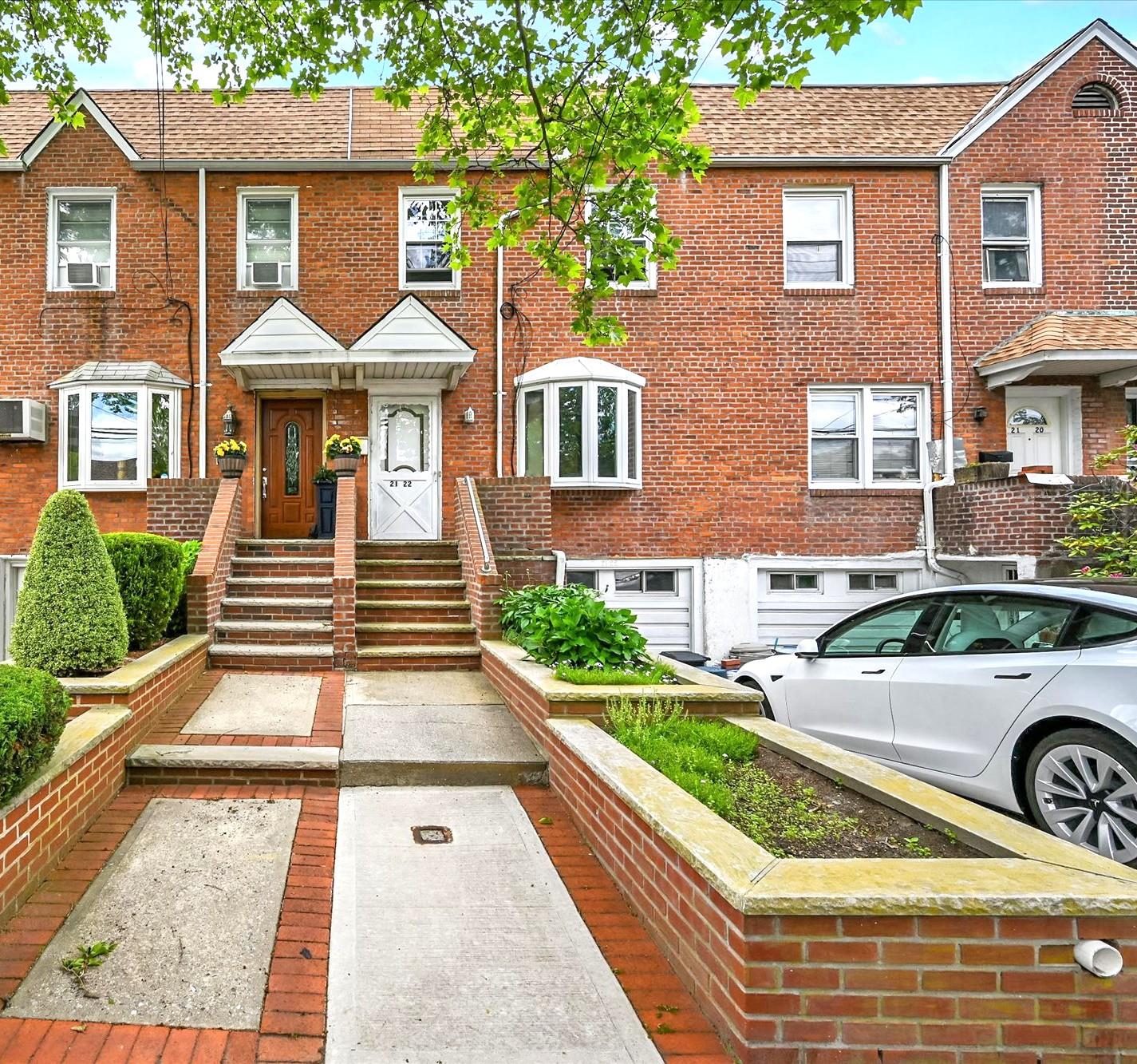 150th Street, Whitestone, Queens, NY - 3 Bedrooms  
2 Bathrooms  
6 Rooms - 