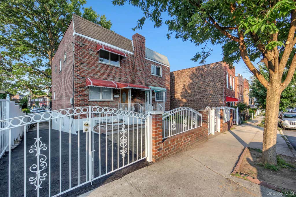 Photo of 931 E 232nd Street, Bronx, NY 10466 (MLS # 1039385)