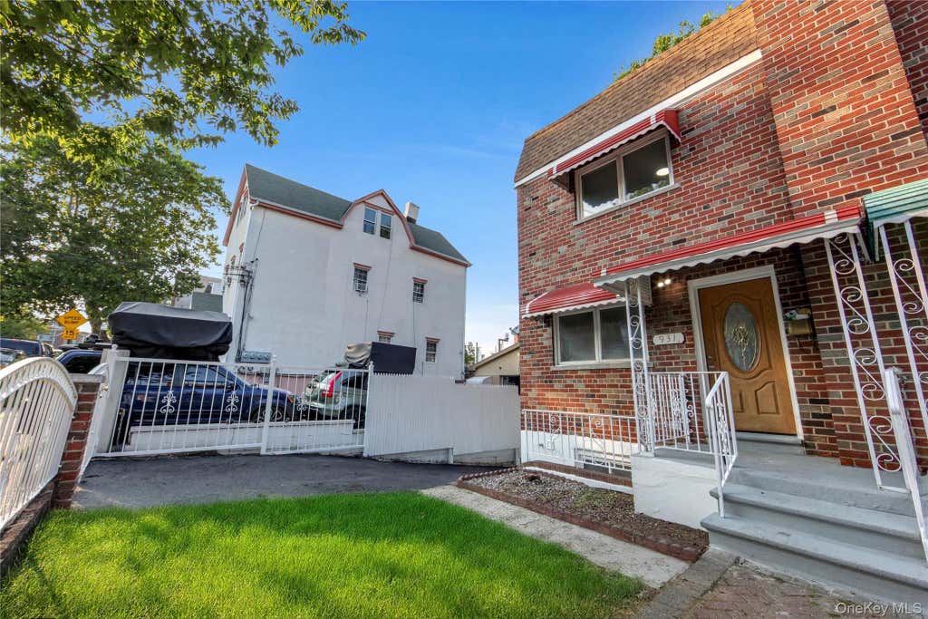Photo of 931 E 232nd Street, Bronx, NY 10466 (MLS # 1039385)