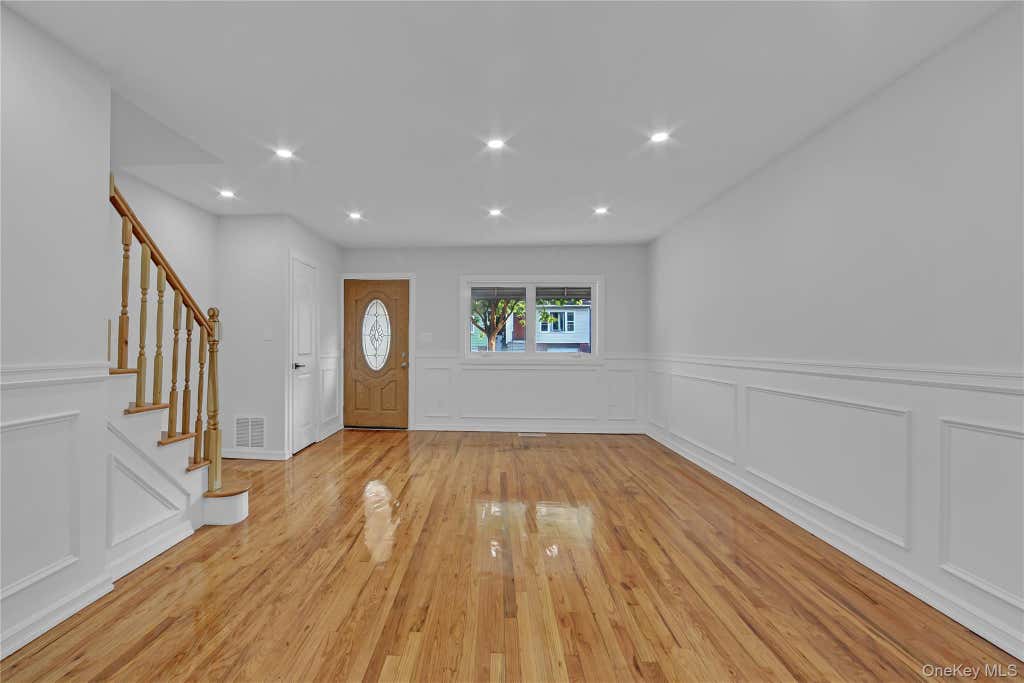 Photo of 931 E 232nd Street, Bronx, NY 10466 (MLS # 1039385)