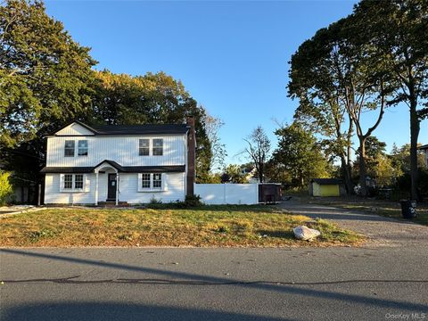 Photo of 156 Farmers Avenue, Lindenhurst, NY 11757 (MLS # 923088)