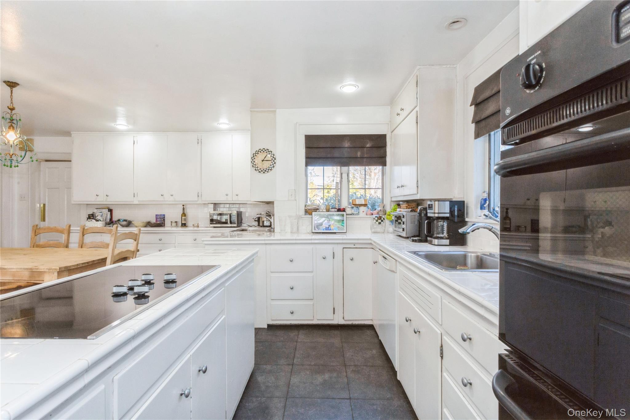 Hempstead, New York 11559, United States, 5 Bedrooms Bedrooms, ,5 BathroomsBathrooms,Residential,Active,17561