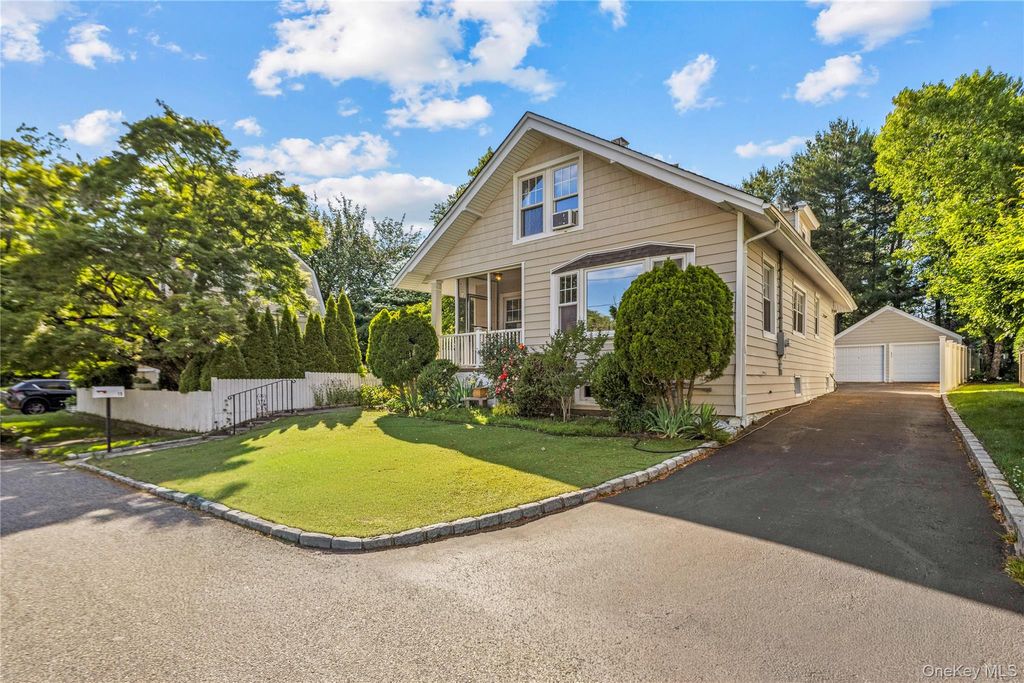 Photo of 15 Pershing Avenue, Locust Valley, NY 11560 (MLS # 1019915)