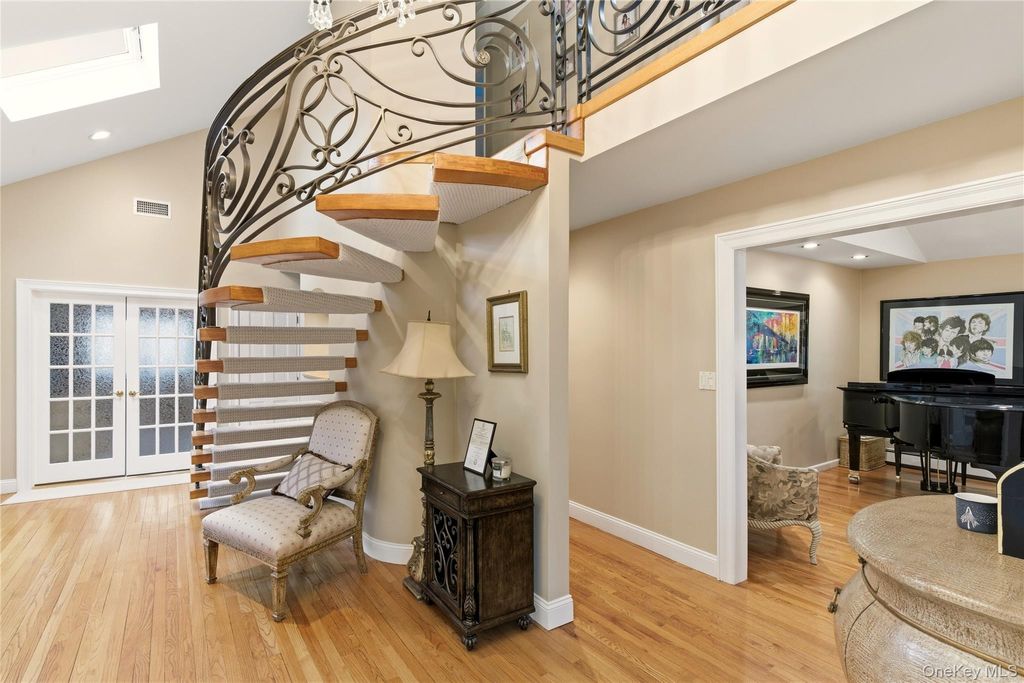 Photo of 1017 Friendly Road, Upper Brookville, NY 11771 (MLS # 967360)