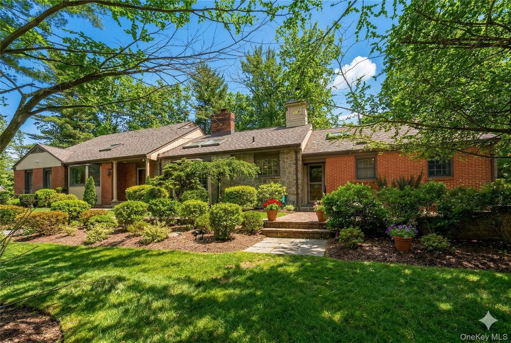 Photo of 1017 Friendly Road, Upper Brookville, NY 11771 (MLS # 967360)