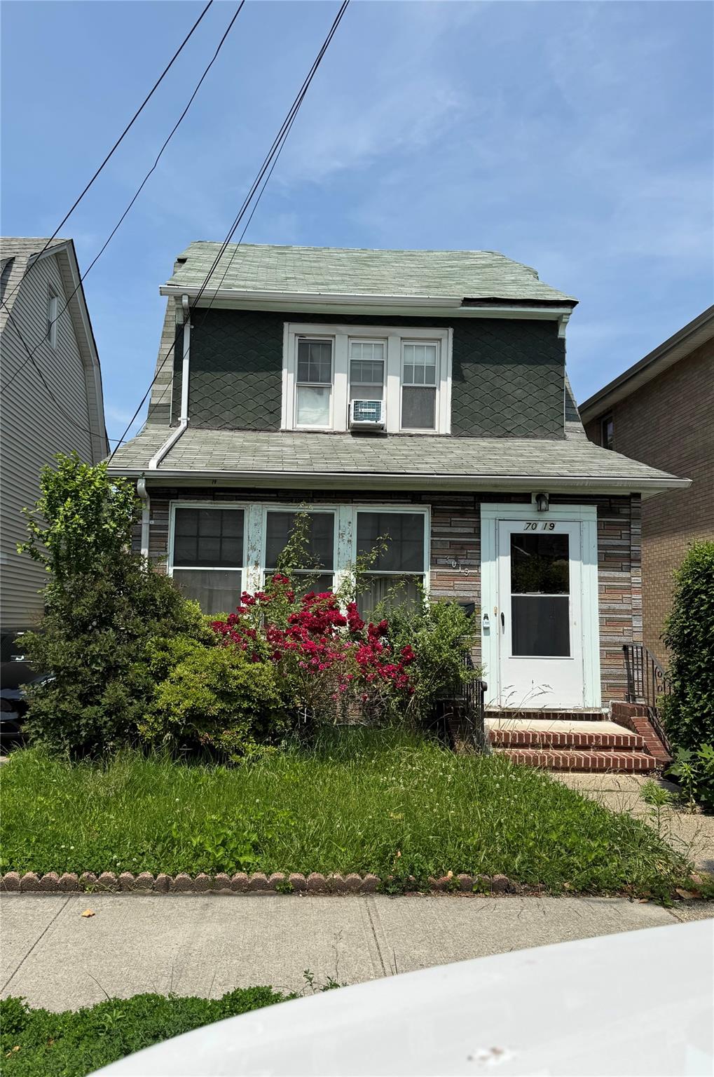 Manse Street, Forest Hills, Queens, NY - 4 Bedrooms  
2 Bathrooms  
6 Rooms - 