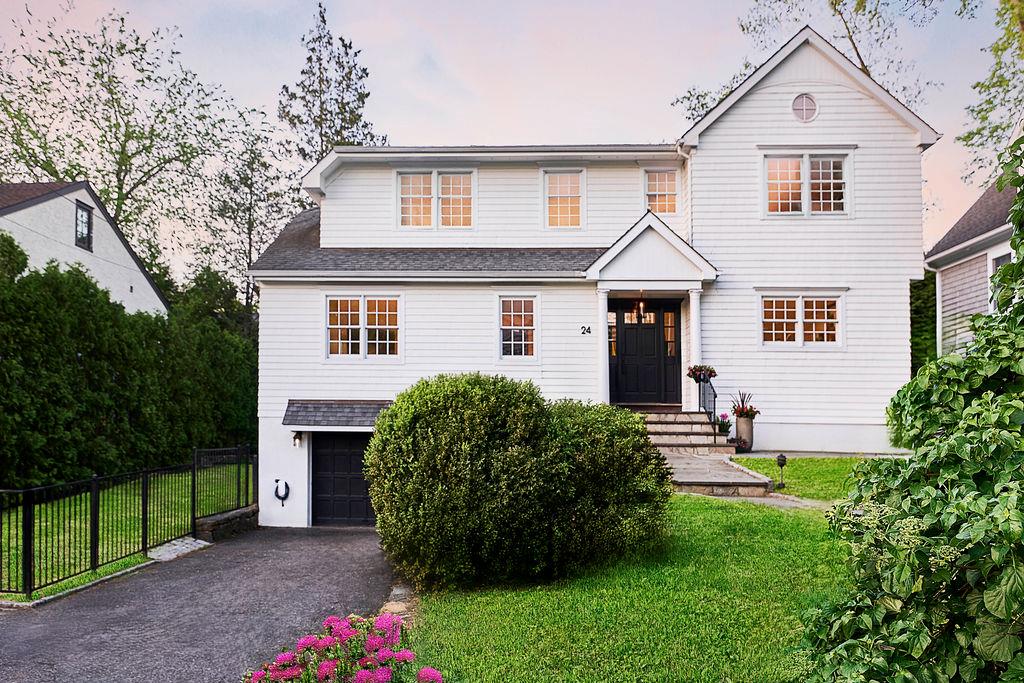 Lindbergh Avenue, Rye, New York - 4 Bedrooms  
4 Bathrooms  
8 Rooms - 