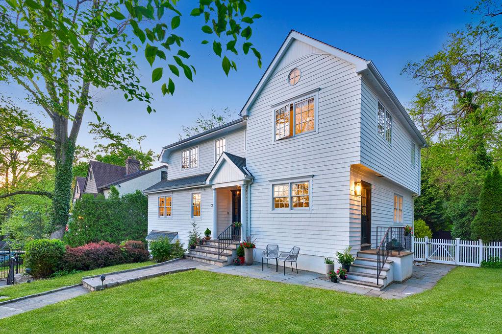 Lindbergh Avenue, Rye, New York - 4 Bedrooms  
4 Bathrooms  
8 Rooms - 