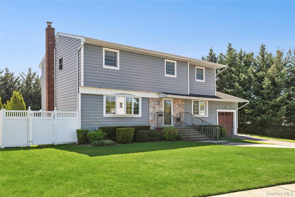 Photo of 41 Evelyn Drive, Bethpage, NY 11714 (MLS # 961076)