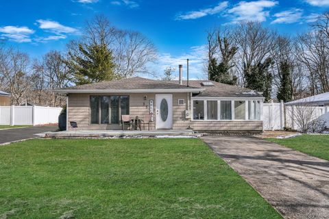 35 Strafford Street Mastic NY 11950