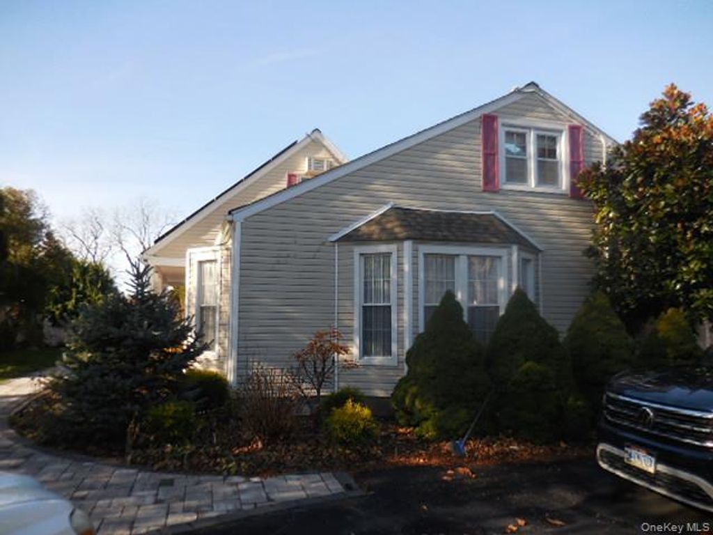 Photo of 42 Handsome Avenue, Sayville, NY 11782 (MLS # 943961)